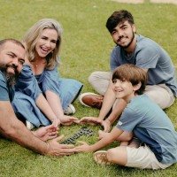 Lidiane e Misael, com os filhos: modelo familiar faz sucesso na área de saúde do DF -  (crédito: Arquivo pessoal)