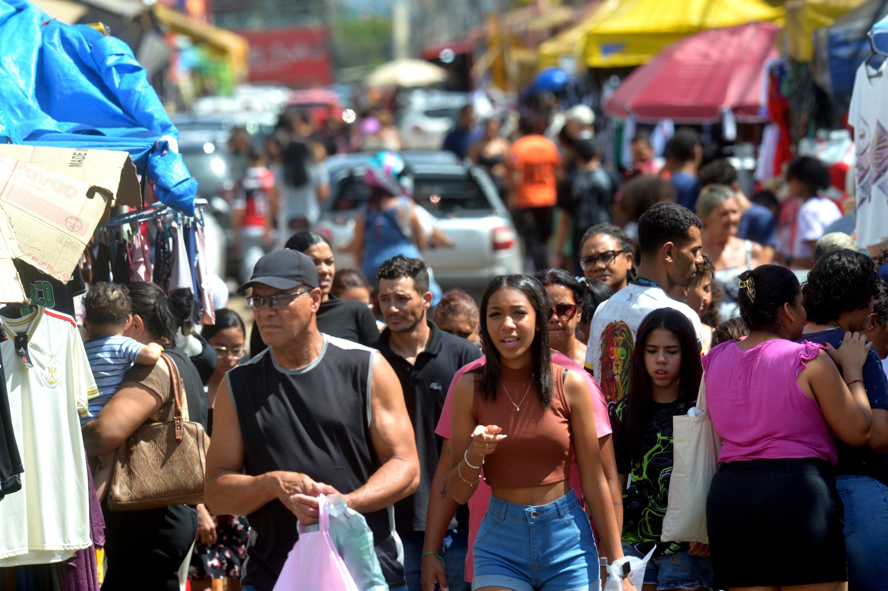 Brasilienses lotam feiras no último domingo antes do Natal