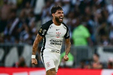 Yuri Alberto comemora o primeiro gol do Corinthians depois de dominar a bola com carinho e finalizar em um chute cruzado indefensável -  (crédito:  AFP)