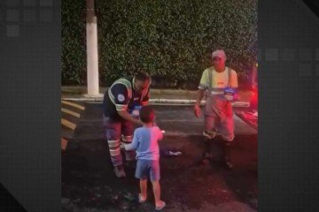 A entrega aconteceu à noite, quando o caminhão de coleta de lixo passou em frente à casa da família -  (crédito: Foto: Reprodução)