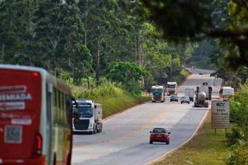 Na saída para o Rio de Janeiro, trechos como o de Nova Lima, com fluxo intenso de carros, ônibus, motos e caminhões e sem separação entre as pistas, têm grande número de acidentes -  (crédito: Leandro Couri/EM/D.A Press)