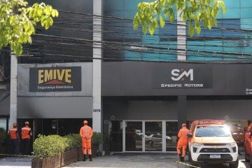 Fachada do prédio da Emive, atingido por um incêndio nesse sábado (20/12) -  (crédito: Alexandre Guzanshe/EM/D.A.Press)