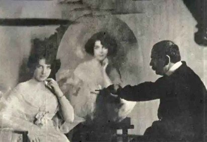 Durante a Primeira República do Brasil, um nome surgiu e chamou a atenção da elite. Nair de Teffé foi primeira-dama e a primeira caricaturista mulher do mundo. Com uma história de vida de valentia e combate aos preconceitos com a arte, ela se destacou e deixou seu legado. -  (crédito:  REPRODUÇÃO/ARQUIVO CELSO UNZELT) -Durante a Primeira República do Brasil, um nome surgiu e chamou a atenção da elite. Nair de Teffé foi primeira-dama e a primeira caricaturista mulher do mundo. Com uma história de vida de valentia e combate aos preconceitos com a arte, ela se destacou e deixou seu legado. -  (crédito:  REPRODUÇÃO/ARQUIVO CELSO UNZELT)