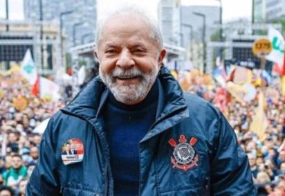 Lula vestido com casaco do Corinthians durante manifestação -  (crédito: Divulgação / Ricardo Stuckert) -Lula vestido com casaco do Corinthians durante manifestação -  (crédito: Divulgação / Ricardo Stuckert)