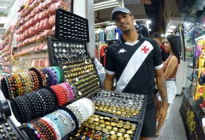  21/12/2025 - Ed Alves/CB/DA Press. Cidades. Movimento na Feira dos Importados - Natal 2025. 