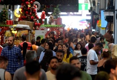  21/12/2025 - Ed Alves/CB/DA Press. Cidades. Movimento na Feira dos Importados - Natal 2025. 