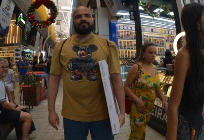  21/12/2025 - Ed Alves/CB/DA Press. Cidades. Movimento na Feira dos Importados - Natal 2025. Na foto, Murilo Moura. 