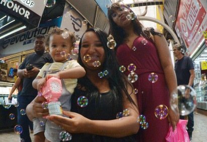  21/12/2025 - Ed Alves/CB/DA Press. Cidades. Movimento na Feira dos Importados - Natal 2025. Na foto, Larissa Dias, com a filha Emanuelle e a irma Isabela Gama. 