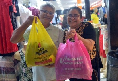  21/12/2025 - Ed Alves/CB/DA Press. Cidades. Movimento na Feira dos Goianos - Natal 2025. Na foto, Teresinha de Jesus e Afonso Bezerra. 