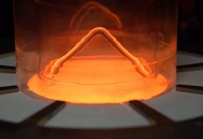  Kshama Wechaleka com o novo equipamento no Royal Brompton Hospital de Londres. -  (crédito: Guy's and St Thomas' NHS Foundation Trust) - Kshama Wechaleka com o novo equipamento no Royal Brompton Hospital de Londres. -  (crédito: Guy's and St Thomas' NHS Foundation Trust)