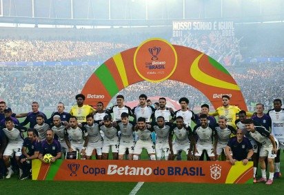  Corinthians players pose for a picture during the Brazil Cup second leg final football match between Vasco da Gama and Corinthians at the Maracana stadium in Rio de Janeiro, Brazil on December 21, 2025. (Photo by Pablo PORCIUNCULA / AFP)
       -  (crédito:  AFP) - Corinthians players pose for a picture during the Brazil Cup second leg final football match between Vasco da Gama and Corinthians at the Maracana stadium in Rio de Janeiro, Brazil on December 21, 2025. (Photo by Pablo PORCIUNCULA / AFP)
       -  (crédito:  AFP)
