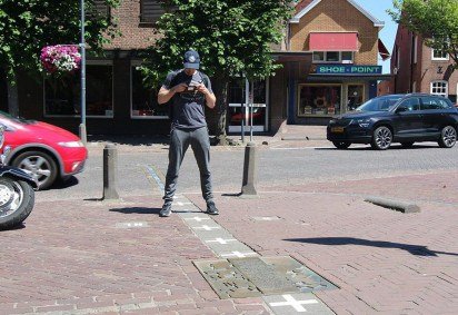 Imagine caminhar por uma rua e, sem perceber, atravessar de um país para outro. Baarle é um exemplo dessa anomalia geográfica: uma cidade europeia que se divide entre Holanda e Bélgica, cortada por fronteiras que atravessam ruas, praças e até casas. Saiba curiosidades e histórias que se conectam, formando um retrato fascinante de como duas nações podem coexistir em um mesmo espaço urbano.

 -  (crédito: reprodução/ tripadvisor) -Imagine caminhar por uma rua e, sem perceber, atravessar de um país para outro. Baarle é um exemplo dessa anomalia geográfica: uma cidade europeia que se divide entre Holanda e Bélgica, cortada por fronteiras que atravessam ruas, praças e até casas. Saiba curiosidades e histórias que se conectam, formando um retrato fascinante de como duas nações podem coexistir em um mesmo espaço urbano.

 -  (crédito: reprodução/ tripadvisor)