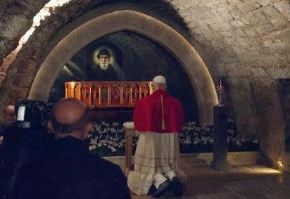 A ida de Leão 14 ao túmulo de São Charbel em 1º de dezembro de 2025 marcou a primeira vez que um Papa esteve fisicamente no local. O gesto foi recebido como sinal de esperança para o Líbano, mergulhado em crise. A visita integrou sua primeira viagem apostólica fora da Itália. -  (crédito: reprodução de video) -A ida de Leão 14 ao túmulo de São Charbel em 1º de dezembro de 2025 marcou a primeira vez que um Papa esteve fisicamente no local. O gesto foi recebido como sinal de esperança para o Líbano, mergulhado em crise. A visita integrou sua primeira viagem apostólica fora da Itália. -  (crédito: reprodução de video)