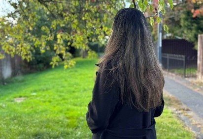 Sara afirma que sua situação se agravou quando seu marido se tornou violento -  (crédito: BBC) -Sara afirma que sua situação se agravou quando seu marido se tornou violento -  (crédito: BBC)