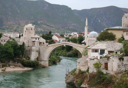 Mostar é uma cidade que pulsa história, marcada por encontros culturais e a força de um povo que reconstruiu sua identidade após a guerra. No coração desse cenário está a Ponte Velha, símbolo-mor de união e resiliência que atravessa séculos. Caminhar por Mostar é sentir a convivência entre tradições, sabores e memórias. -  (crédito: reprodução/ tripadvisor) -Mostar é uma cidade que pulsa história, marcada por encontros culturais e a força de um povo que reconstruiu sua identidade após a guerra. No coração desse cenário está a Ponte Velha, símbolo-mor de união e resiliência que atravessa séculos. Caminhar por Mostar é sentir a convivência entre tradições, sabores e memórias. -  (crédito: reprodução/ tripadvisor)