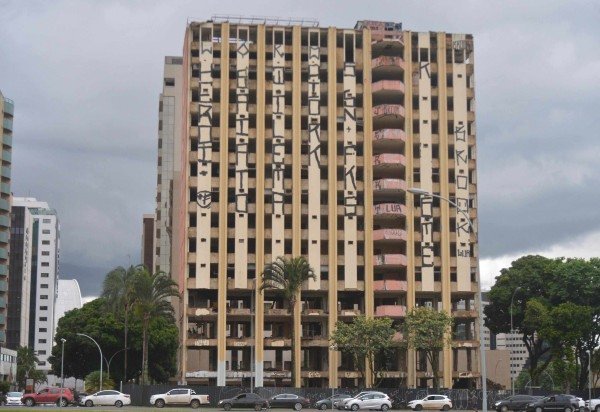 A ruína do Hotel Torre Palace será implodida hoje após anos de interdição por desavenças entre herdeiros do emblemático edifício na área central da cidade. Operação fechará hotéis e vias na região -  (crédito:  Ed Alves CB/DA Press)