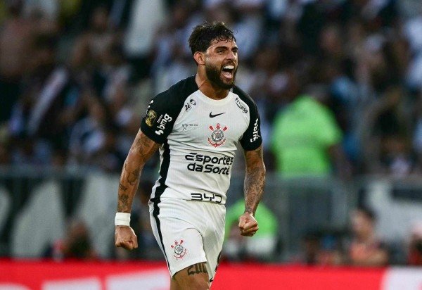 Yuri Alberto comemora o primeiro gol do Corinthians depois de dominar a bola com carinho e finalizar em um chute cruzado indefensável -  (crédito:  AFP)