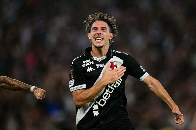  Vasco da Gama's Portuguese midfielder #17 Nuno Moreira celebrates scoring his team's second goal during the Brazil Cup second leg final football match between Vasco da Gama and Corinthians at the Maracana stadium in Rio de Janeiro, Brazil on December 21, 2025. (Photo by Pablo PORCIUNCULA / AFP)
      
