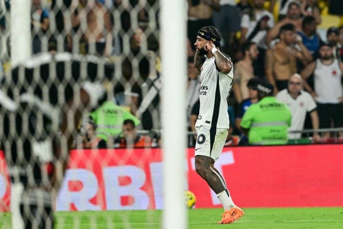  Corinthians' Dutch forward #10 Memphis Depay celebrates scoring his team's second goal during the Brazil Cup final second leg football match between Vasco da Gama and Corinthians at the Maracana stadium in Rio de Janeiro, Brazil on December 21, 2025. (Photo by Pablo PORCIUNCULA / AFP)
      