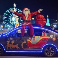 Em dezembro, o motorista de aplicativo Roberto Charles se veste de Papai Noel e transforma seu carro em tren&oacute; para alegria dos passageiros -  (crédito:  Ed Alves CB/DA Press)