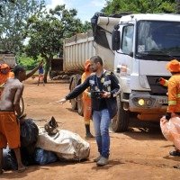 Opera&ccedil;&atilde;o realizou 60 atendimentos, removeu 35 estruturas prec&aacute;rias e utilizou 13 caminh&otilde;es para a retirada de materiais -  (crédito:  Marcelo Ferreira/CB/D.A Press)