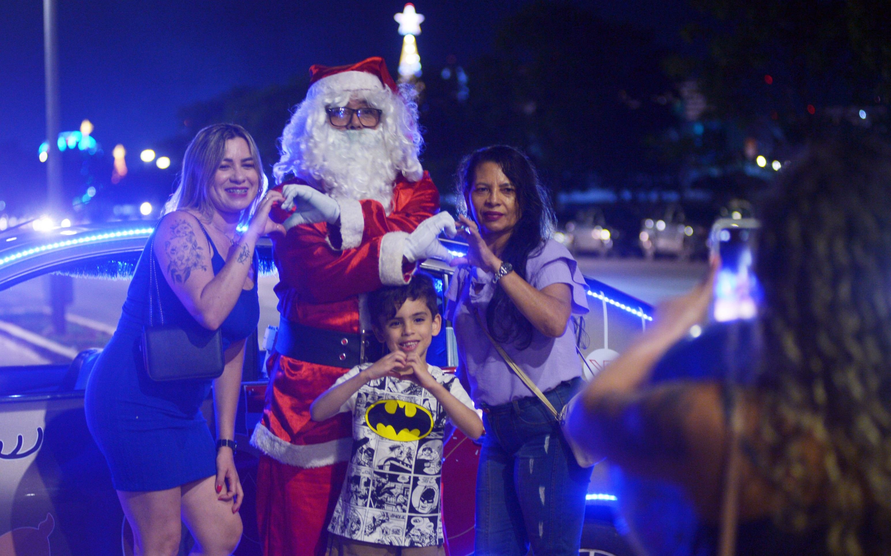  21/12/2025 - Ed Alves/CB/DA Press. Cidades.  Uber Treno - Uber Iluminado e Decorado para o Natal - Roberto  Charles. 