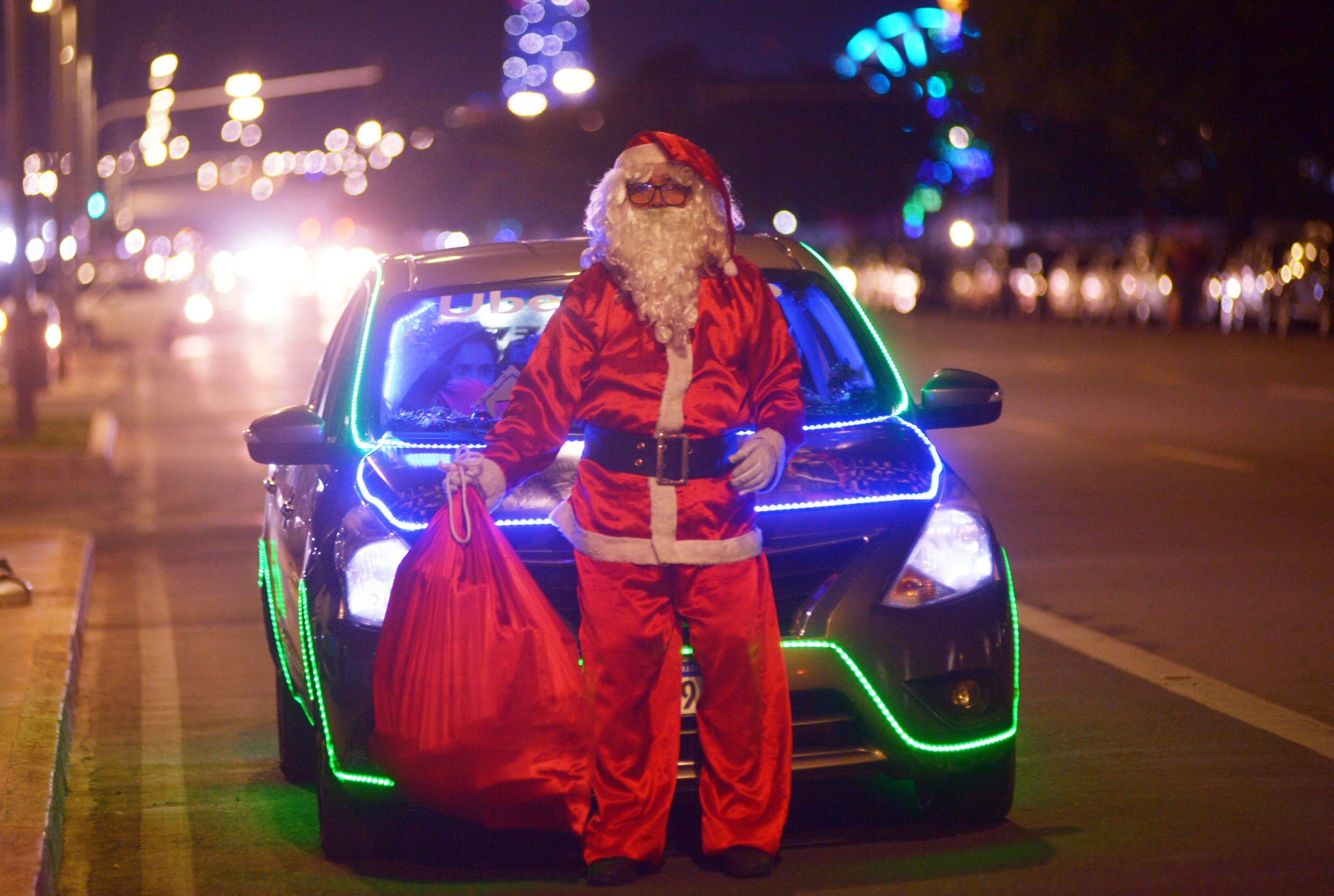  21/12/2025 - Ed Alves/CB/DA Press. Cidades.  Uber Treno - Uber Iluminado e Decorado para o Natal - Roberto  Charles. 