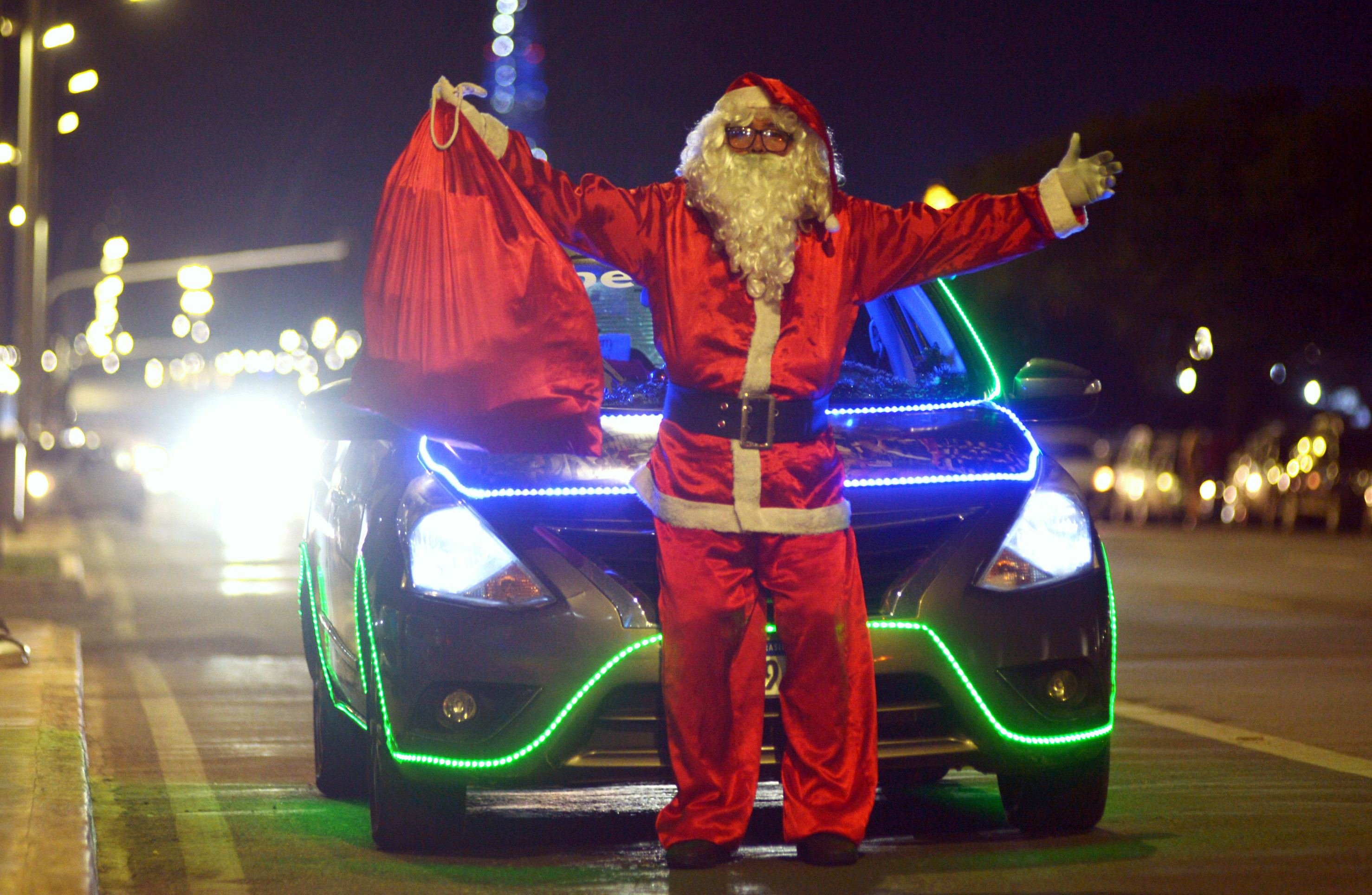  21/12/2025 - Ed Alves/CB/DA Press. Cidades.  Uber Treno - Uber Iluminado e Decorado para o Natal - Roberto  Charles. 