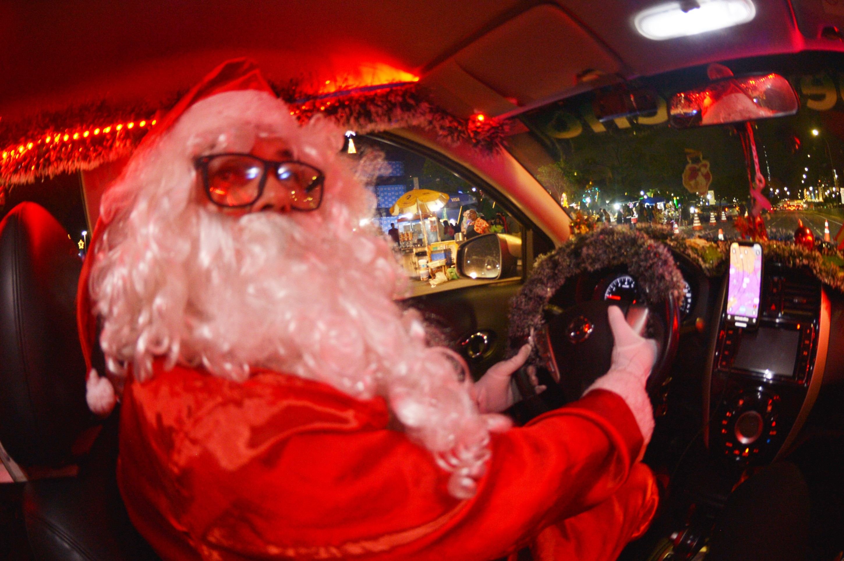  21/12/2025 - Ed Alves/CB/DA Press. Cidades.  Uber Treno - Uber Iluminado e Decorado para o Natal - Roberto  Charles. 