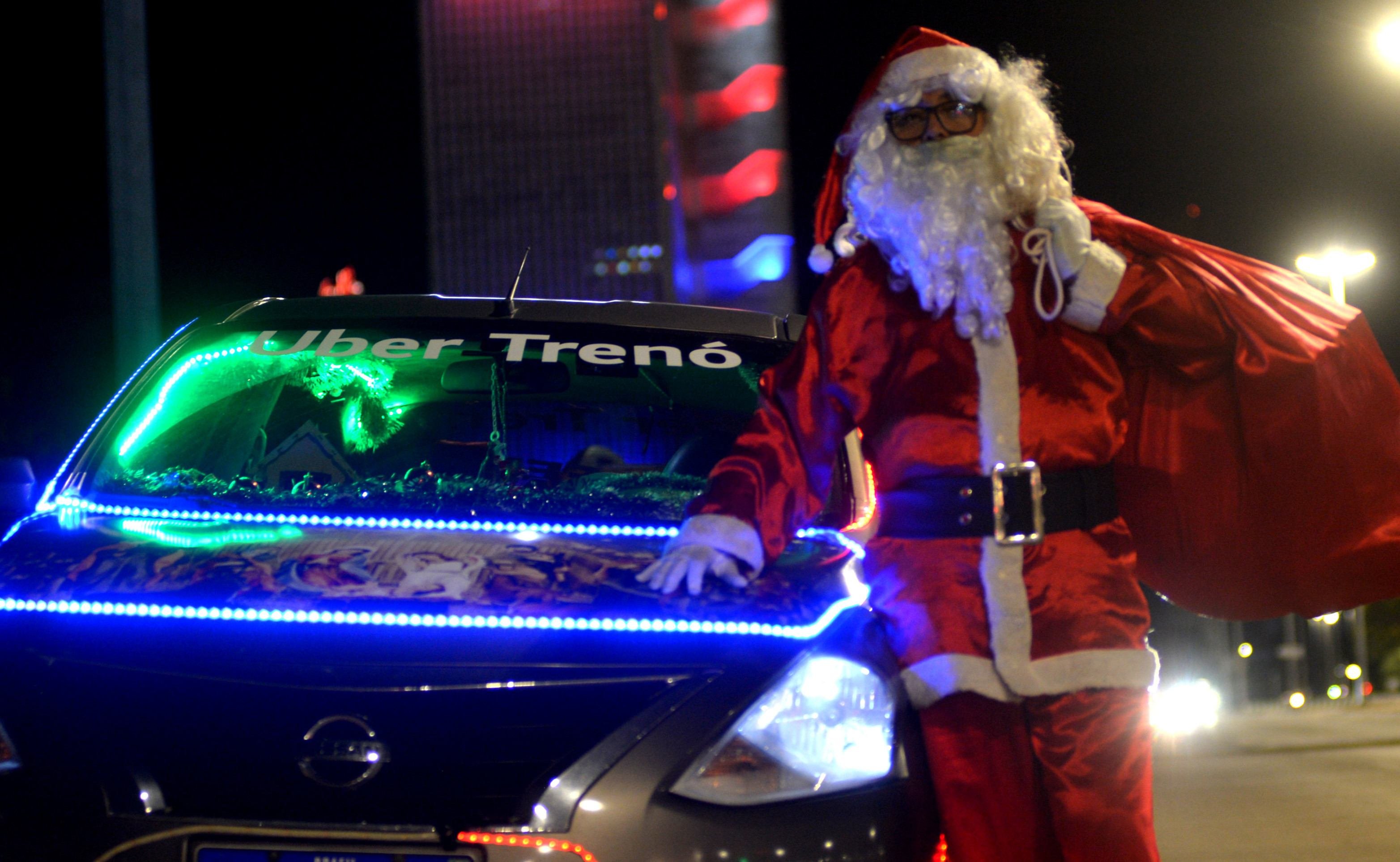  21/12/2025 - Ed Alves/CB/DA Press. Cidades.  Uber Treno - Uber Iluminado e Decorado para o Natal - Roberto  Charles. 