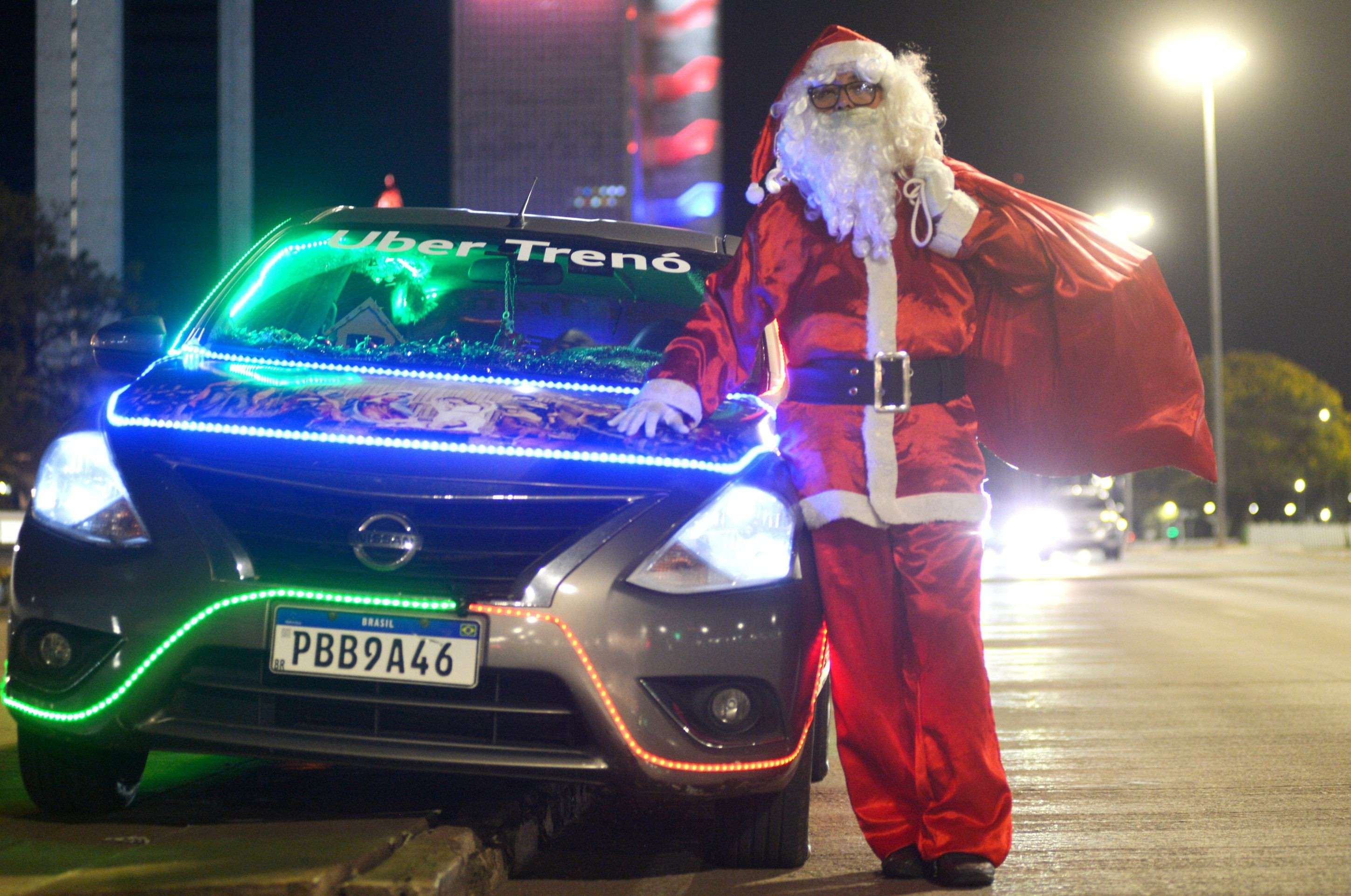  21/12/2025 - Ed Alves/CB/DA Press. Cidades.  Uber Treno - Uber Iluminado e Decorado para o Natal - Roberto  Charles. 