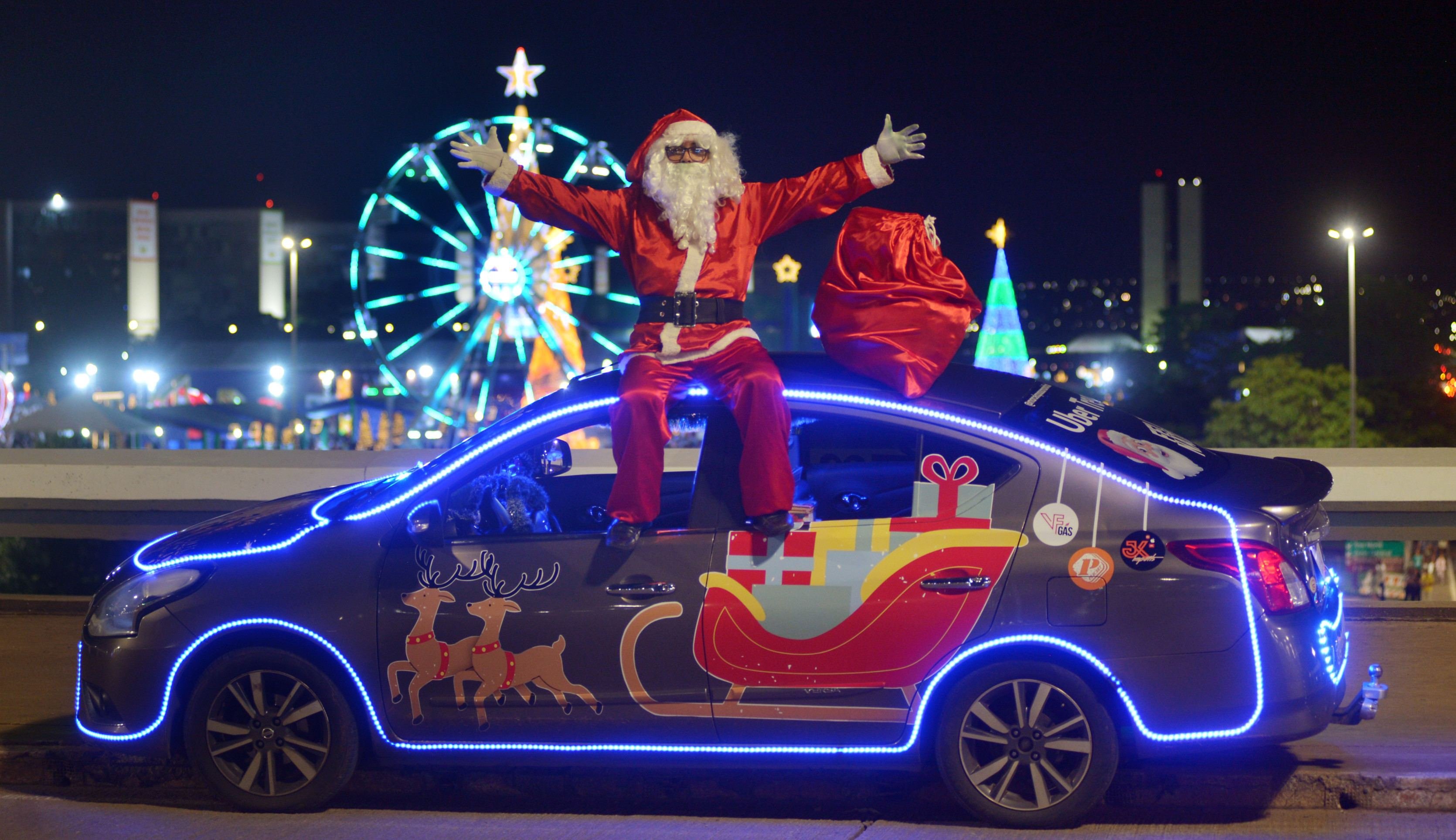 Em dezembro, o motorista de aplicativo Roberto Charles se veste de Papai Noel e transforma seu carro em tren&oacute; para alegria dos passageiros
