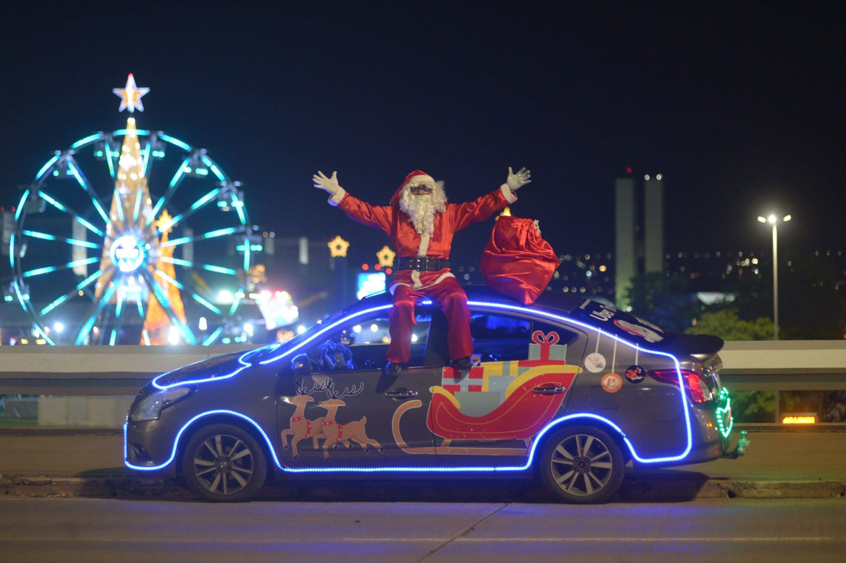  21/12/2025 - Ed Alves/CB/DA Press. Cidades.  Uber Treno - Uber Iluminado e Decorado para o Natal - Roberto  Charles. 