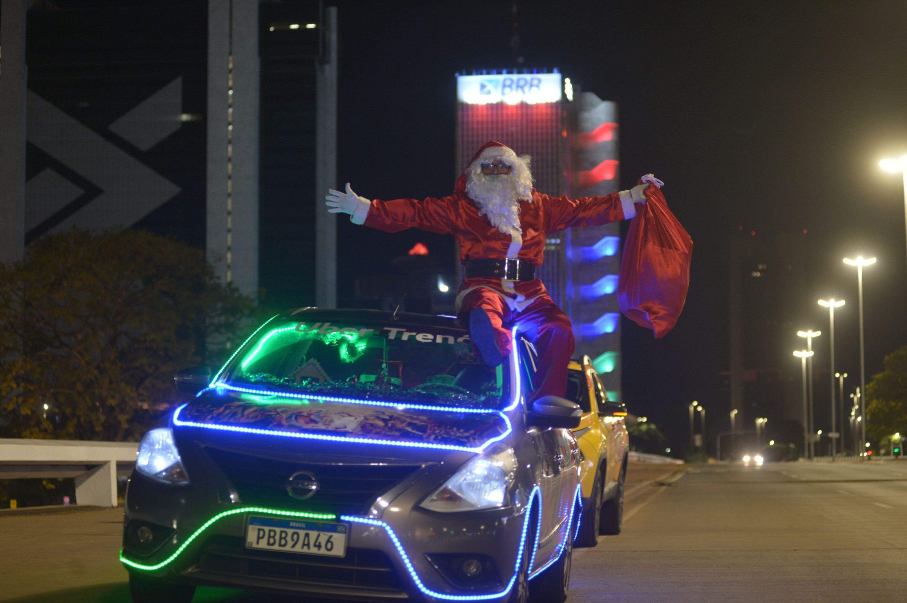  21/12/2025 - Ed Alves/CB/DA Press. Cidades.  Uber Treno - Uber Iluminado e Decorado para o Natal - Roberto  Charles. 