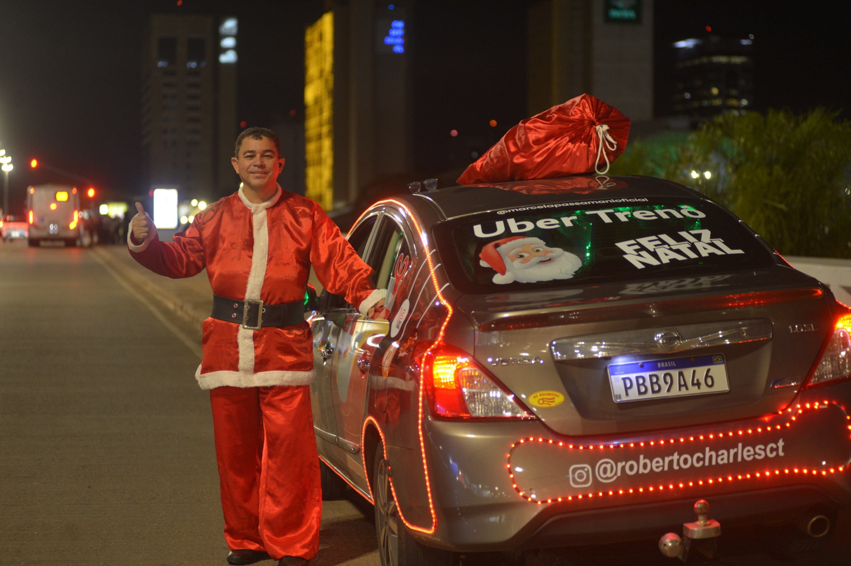  21/12/2025 - Ed Alves/CB/DA Press. Cidades.  Uber Treno - Uber Iluminado e Decorado para o Natal - Roberto  Charles. 