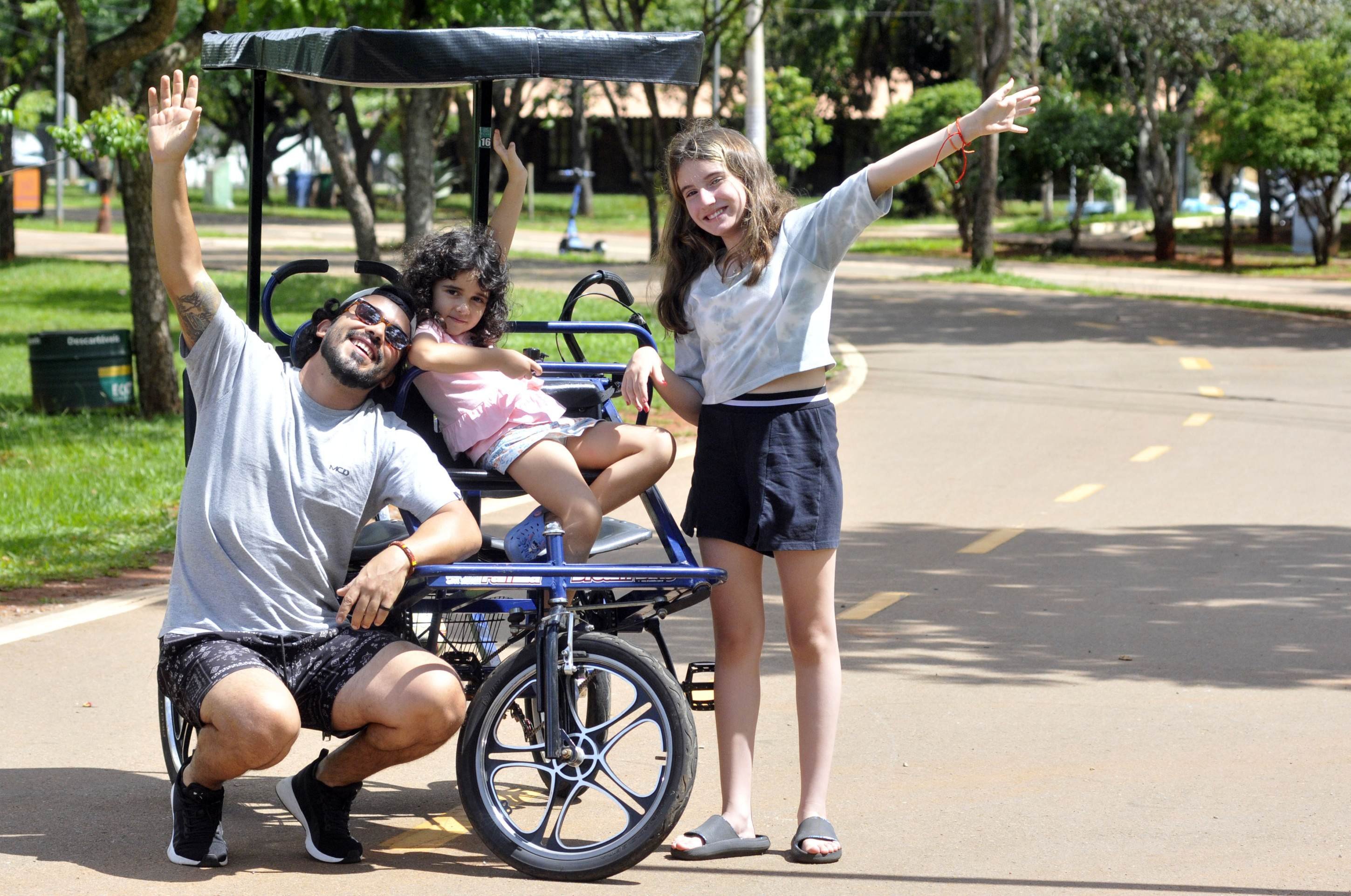  22/12/2025 Cr&eacute;dito: Marcelo Ferreira/CB/D.A Press. Brasil. Bras&iacute;lia - DF -  Inicio do ver&atilde;o. Anderson Ten&oacute;rio com a filha Raquel e a sobrinha Clarice (loira)