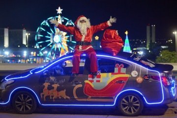 Em dezembro, o motorista de aplicativo Roberto Charles se veste de Papai Noel e transforma seu carro em tren&oacute; para alegria dos passageiros -  (crédito:  Ed Alves CB/DA Press)