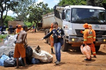 Opera&ccedil;&atilde;o realizou 60 atendimentos, removeu 35 estruturas prec&aacute;rias e utilizou 13 caminh&otilde;es para a retirada de materiais -  (crédito:  Marcelo Ferreira/CB/D.A Press)