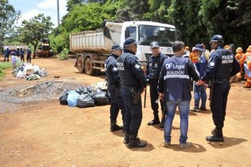 Foram realizados 60 atendimentos sociais, removidas 35 estruturas prec&aacute;rias de lona e madeira e utilizados 13 caminh&otilde;es do Servi&ccedil;o de Limpeza Urbana (SLU) para o recolhimento de inserv&iacute;veis -  (crédito:  Marcelo Ferreira/CB/D.A Press)