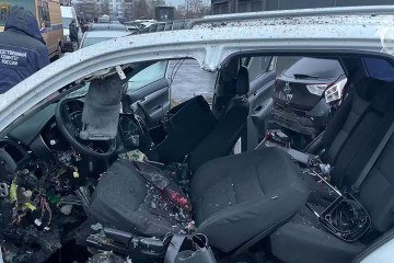 Perito trabalha no local do atentado que matou o alto oficial russo, na região sul de Moscou: explosivo foi colocado sob o carro  -  (crédito: Comitê Investigativo Russo/AFP)