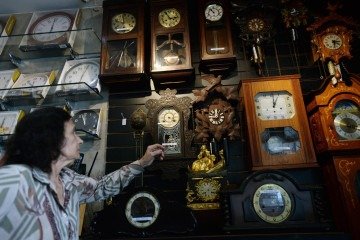 22/12/2025. Crédito: Minervino Júnior/CB/D.A Press. Brasil. Brasilia - DF. Profissão de relojoeiro em alta no mercado. Ednalva Dantas - (crédito: Minervino Júnior/CB/D.A.Press) 22/12/2025. Crédito: Minervino Júnior/CB/D.A Press. Brasil. Brasilia - DF. Profissão de relojoeiro em alta no mercado. Ednalva Dantas - (crédito: Minervino Júnior/CB/D.A.Press)