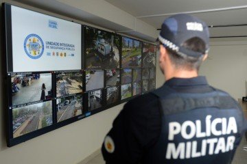 Polícia Militar faz monitoramento por meio de câmeras de segurança; são mais de 13 mil equipamentos - (crédito: Minervino Júnior/CB/D.A.Press) Polícia Militar faz monitoramento por meio de câmeras de segurança; são mais de 13 mil equipamentos - (crédito: Minervino Júnior/CB/D.A.Press)
