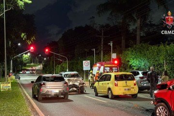Colisão de veículos no Lago Sul deixa uma pessoa ferida -  (crédito: CBMDF/DivulgaÃ§Ã£o)