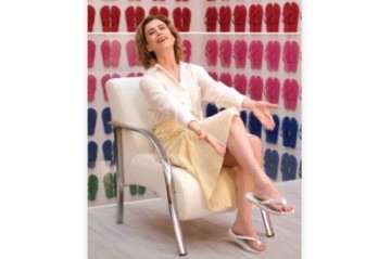 Na peça, a atriz afirma que não quer que as pessoas 'comecem o ano com o pé direito', frase que foi interpretada por apoiadores do ex-presidente Jair Bolsonaro como uma provocação ou posicionamento político -  (crédito: Reprodução/Instagram/@havaianas)