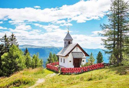 Capelas religiosas são pequenas edificações dedicadas ao culto cristão, podendo ser independentes ou anexas a igrejas, mosteiros e instituições. Geralmente, servem para orações, missas e celebrações menores, atendendo comunidades locais ou grupos específicos. -  (crédito:  Imagem de JonathanRieder por Pixabay) -Capelas religiosas são pequenas edificações dedicadas ao culto cristão, podendo ser independentes ou anexas a igrejas, mosteiros e instituições. Geralmente, servem para orações, missas e celebrações menores, atendendo comunidades locais ou grupos específicos. -  (crédito:  Imagem de JonathanRieder por Pixabay)