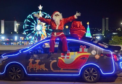 Em dezembro, o motorista de aplicativo Roberto Charles se veste de Papai Noel e transforma seu carro em tren&oacute; para alegria dos passageiros -  (crédito:  Ed Alves CB/DA Press) -Em dezembro, o motorista de aplicativo Roberto Charles se veste de Papai Noel e transforma seu carro em tren&oacute; para alegria dos passageiros -  (crédito:  Ed Alves CB/DA Press)