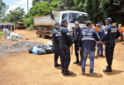 Foram realizados 60 atendimentos sociais, removidas 35 estruturas prec&aacute;rias de lona e madeira e utilizados 13 caminh&otilde;es do Servi&ccedil;o de Limpeza Urbana (SLU) para o recolhimento de inserv&iacute;veis -  (crédito:  Marcelo Ferreira/CB/D.A Press) -Foram realizados 60 atendimentos sociais, removidas 35 estruturas prec&aacute;rias de lona e madeira e utilizados 13 caminh&otilde;es do Servi&ccedil;o de Limpeza Urbana (SLU) para o recolhimento de inserv&iacute;veis -  (crédito:  Marcelo Ferreira/CB/D.A Press)