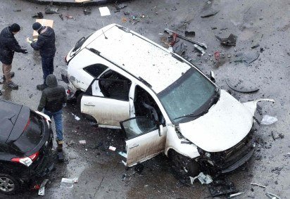 Investigadores puderam ser vistos trabalhando no local na manhã de segunda-feira -  (crédito: Reuters) -Investigadores puderam ser vistos trabalhando no local na manhã de segunda-feira -  (crédito: Reuters)