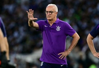 Dorival Júnior fecha a temporada 2025 com 43 jogos à frente do Corinthians: 18 vitórias, 12 empates e 13 derrotas. Contrato dele com o clube é válido até 31 de dezembro de 2026 -  (crédito:  Pablo Porciuncula/AFP) -Dorival Júnior fecha a temporada 2025 com 43 jogos à frente do Corinthians: 18 vitórias, 12 empates e 13 derrotas. Contrato dele com o clube é válido até 31 de dezembro de 2026 -  (crédito:  Pablo Porciuncula/AFP)