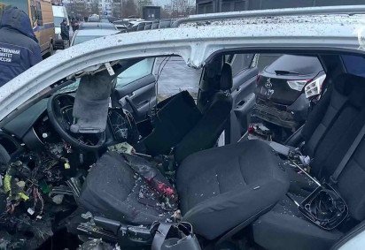Perito trabalha no local do atentado que matou o alto oficial russo, na região sul de Moscou: explosivo foi colocado sob o carro  -  (crédito: Comitê Investigativo Russo/AFP) -Perito trabalha no local do atentado que matou o alto oficial russo, na região sul de Moscou: explosivo foi colocado sob o carro  -  (crédito: Comitê Investigativo Russo/AFP)